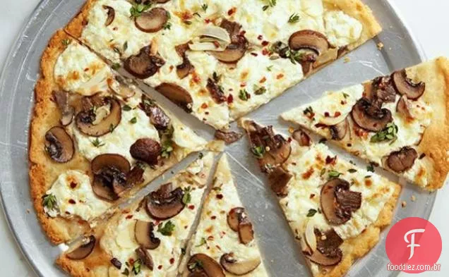 Pizza de cogumelos e ricota sem glúten