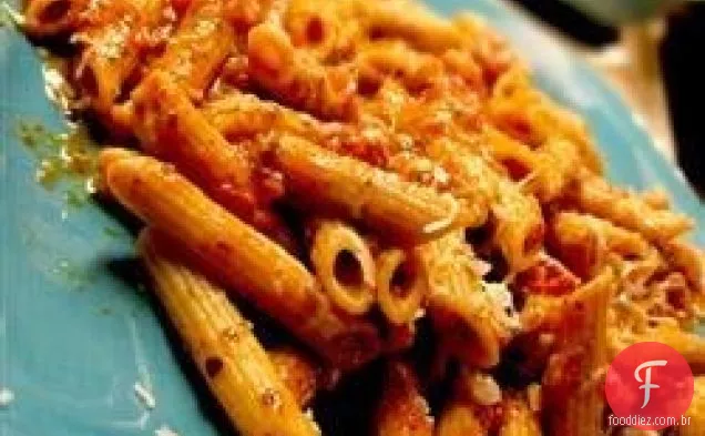 Ziti com molho de tomate e pesto