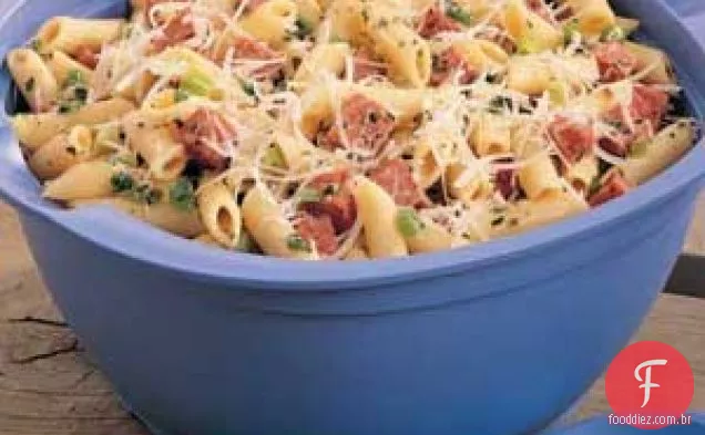 Salada de macarrão com salame fácil