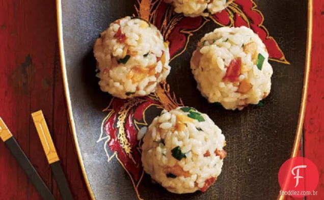 Bolas de arroz pegajosas com salsicha e camarão seco