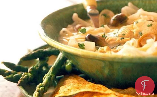 Sopa de macarrão de frango quente e azedo