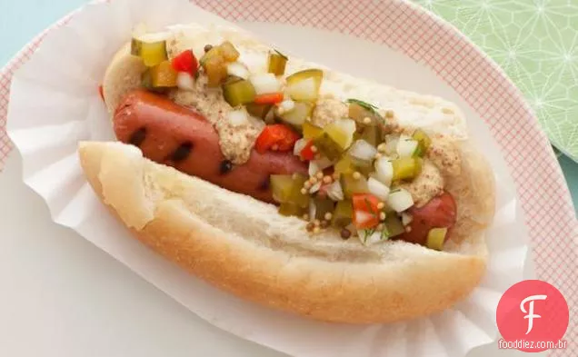 Cachorro-quente grelhado com picles caseiros