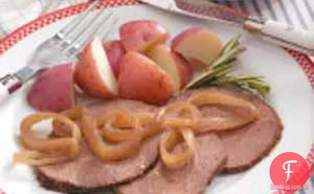 Carne bovina cozida lentamente com molho