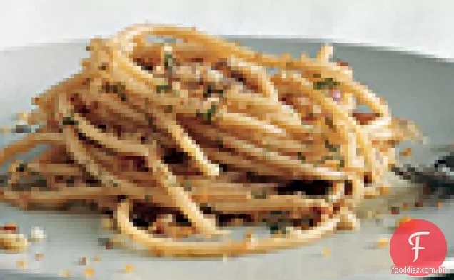 Macarrão com molho picante de anchova e migalhas de Pão de endro