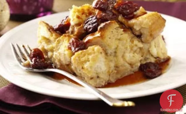 Pudim de pão de chocolate branco com calda de cereja ácida