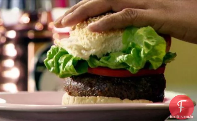 Hambúrguer Recheado com Bacon, Cebola e Queijo