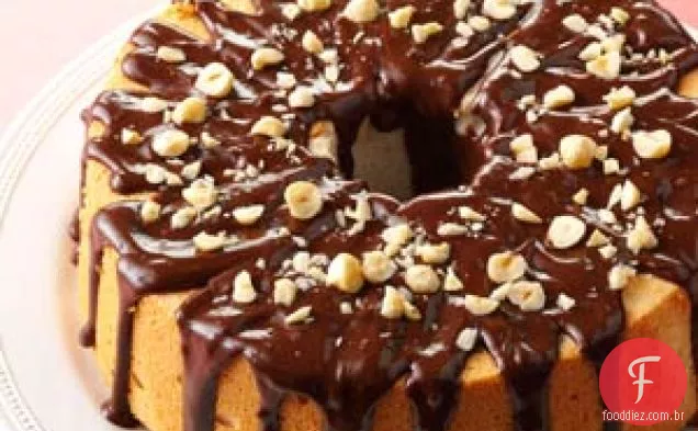 Bolo de anjo com cobertura de mocha e avelã