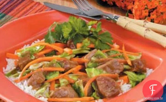 Carne de porco asiática e repolho salteados