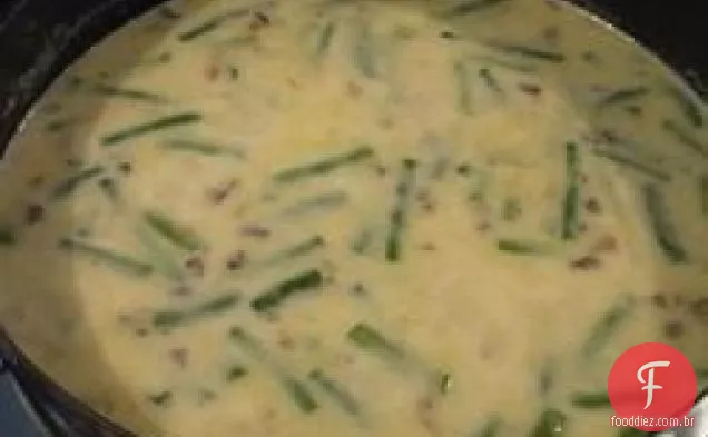 Sopa cremosa de feijão verde e batata