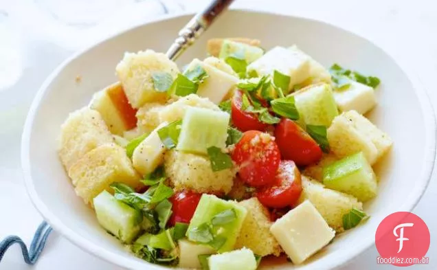 Salada de Panzanella com Pão de Milho