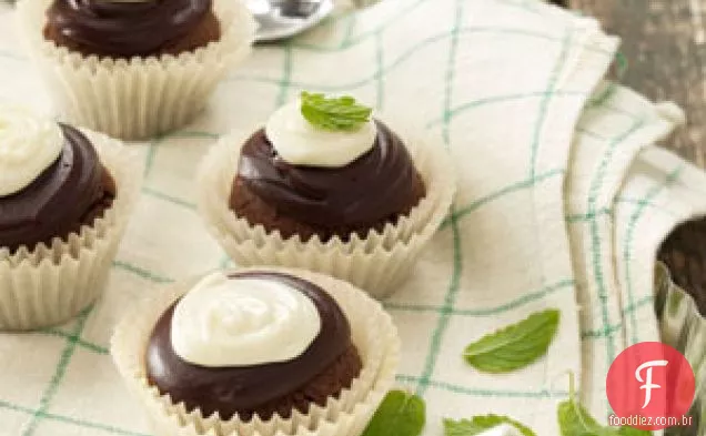 Copos de biscoito de chocolate e menta