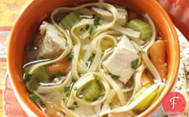 Sopa de macarrão com frango