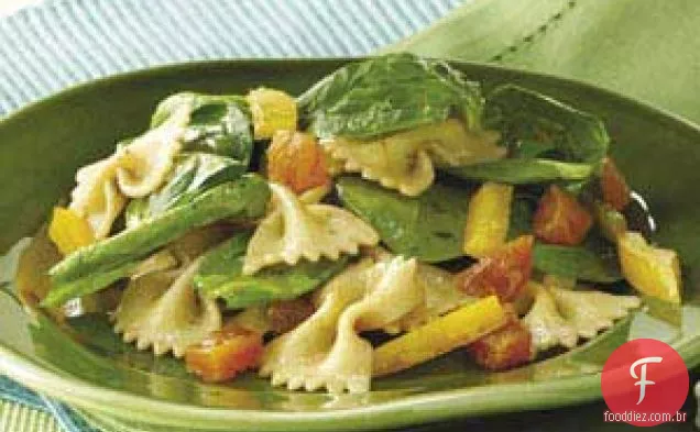 Salada de macarrão com espinafre e gravata borboleta