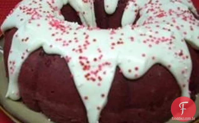 Bundt Red Velvet com cobertura de cream cheese