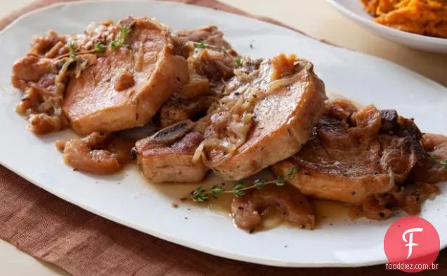 Costeletas de porco com pimenta na panela elétrica