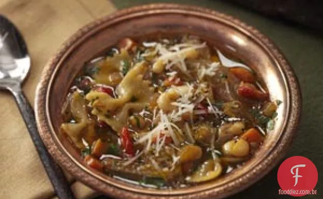 Sopa de macarrão e feijão branco com tomates secos