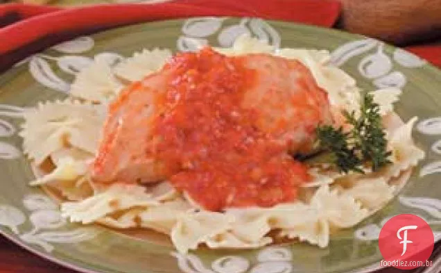 Frango com molho de pimentão vermelho assado
