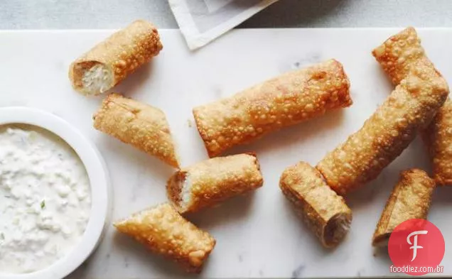 Rolinhos primavera de camarão com molho de pepino e iogurte