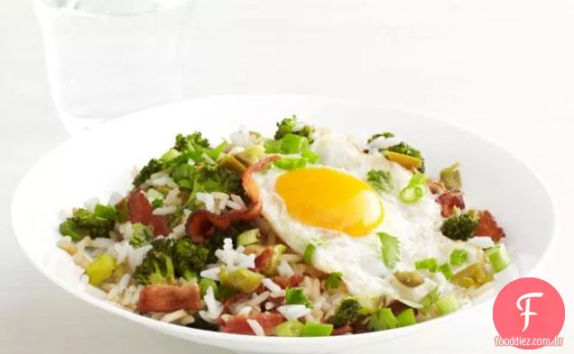 Tigela de arroz com bacon e brócolis