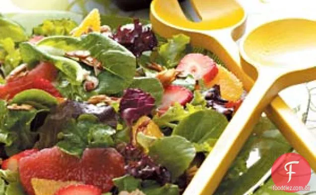 Salada de folhas verdes mistas e frutas cítricas