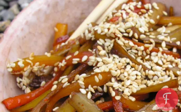 Kimpira (cenoura frita e raiz de bardana)