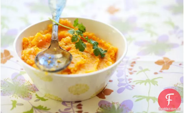 Purê de cenoura com sabor de coentro com leite de coco