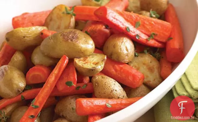 Batatas assadas no forno e cenouras com tomilho
