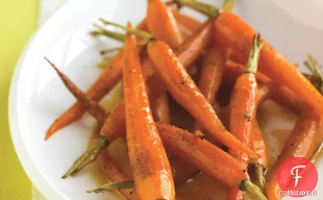 Cenouras de bebê torradas com laranja com mel
