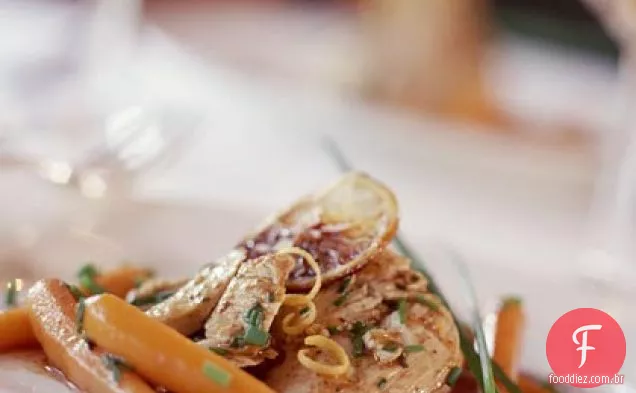 Cenouras de frango e bebê com limão e cebolinha