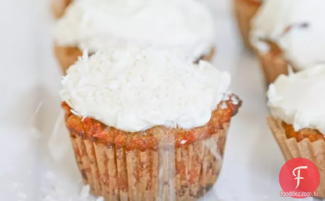 Uma história de recuperação (e um para Cupcakes de cenoura sem grãos com cobertura de queijo creme de mel)