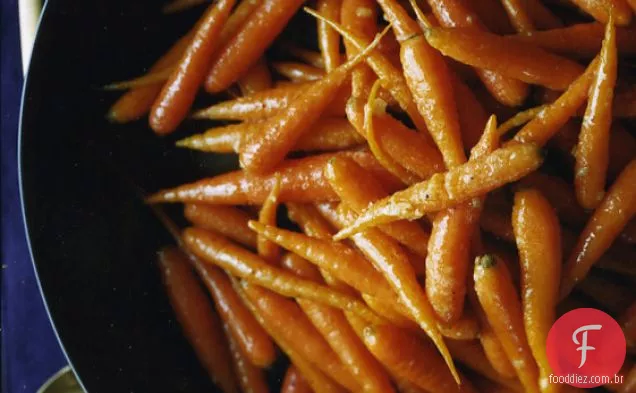 Cenouras envidraçadas com cardamomo e gengibre
