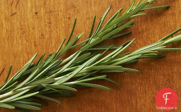Tamboril grelhado em ardósia com ervas, legumes assados e um molho de Pimenta Verde