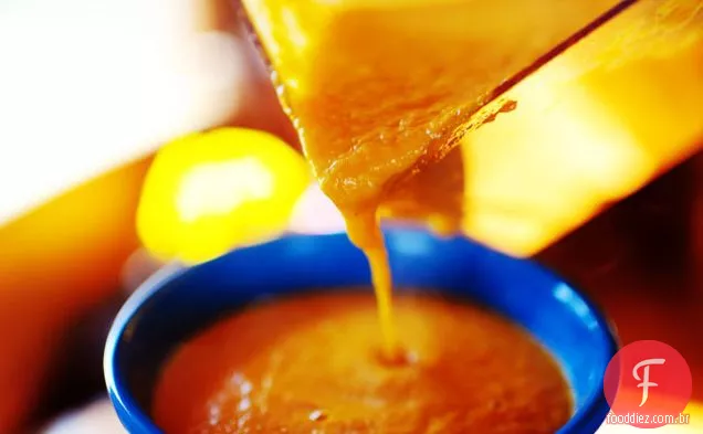 Sopa de cenoura e tomilho com creme
