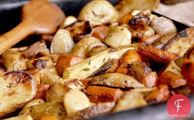 Batatas assadas, pastinaga e cenoura com molho de rábano