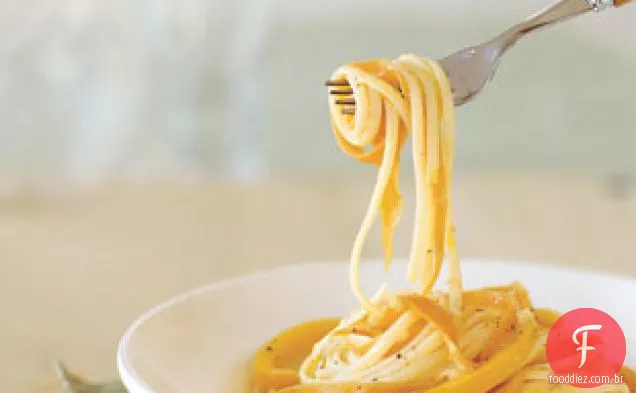Linguine com fitas de cenoura e manteiga de limão e gengibre