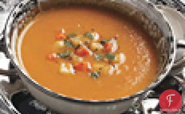 Sopa temperada de cenoura e maçã com hortelã fresca