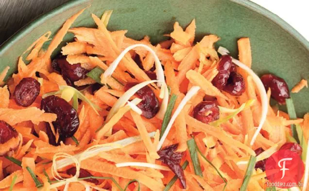Salada De Cenoura E Cranberry Com Molho De Gengibre Fresco