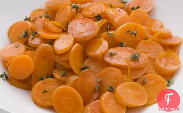 Cenouras envidraçadas com tomilho