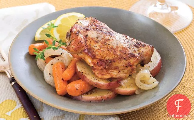 Coxas de frango com cenouras e batatas