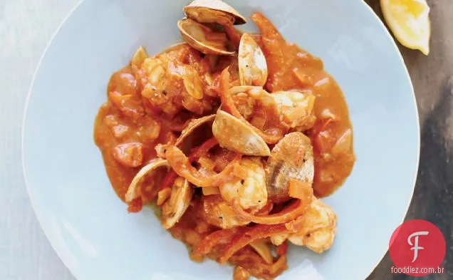 Ensopado de peixe com pimentão, amêndoas e açafrão