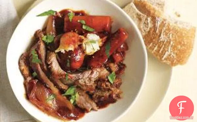 Fogão lento Café-peito refogado com batatas e cenouras