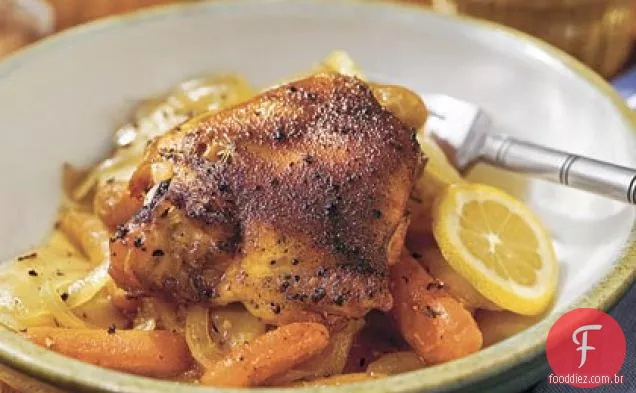 Coxas de frango assadas com cenouras e batatas