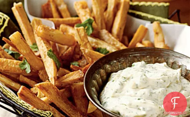 Batatas fritas de mandioca com maionese de coentro
