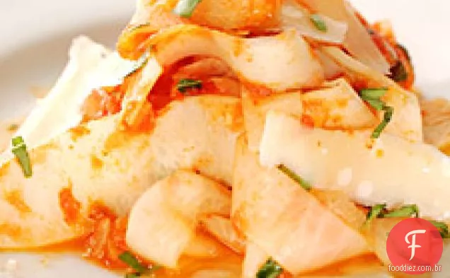 Daikon Fettucine com molho de tomate e manjericão