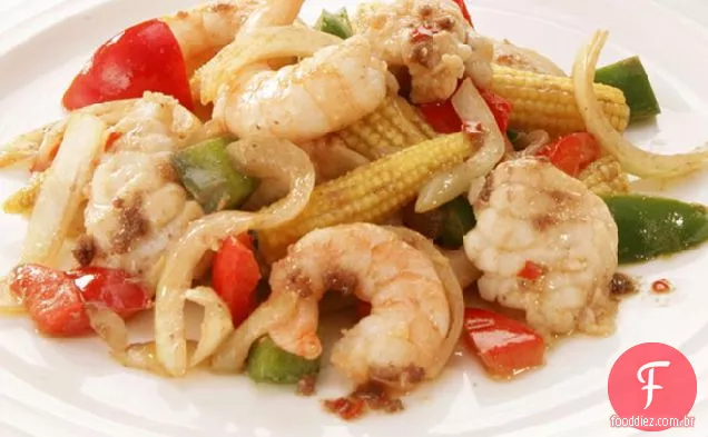 Peixe temperado e camarão
