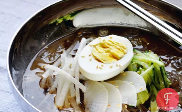 Vegetariano Naengmyun (macarrão frio Coreano)