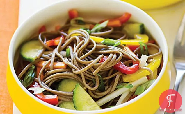 Salada de Soba fria com legumes crocantes