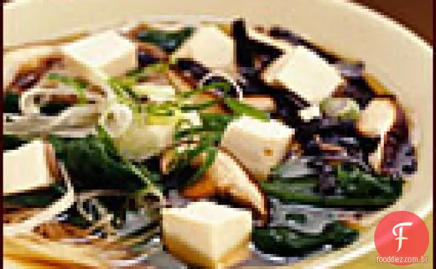 Soba quente em caldo com espinafre e Tofu