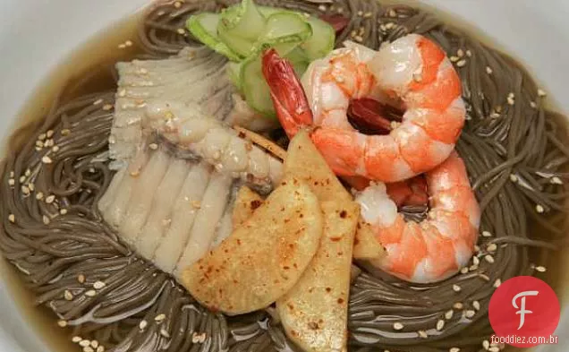 Macarrão frio em caldo de carne (mul Naeng Myun)