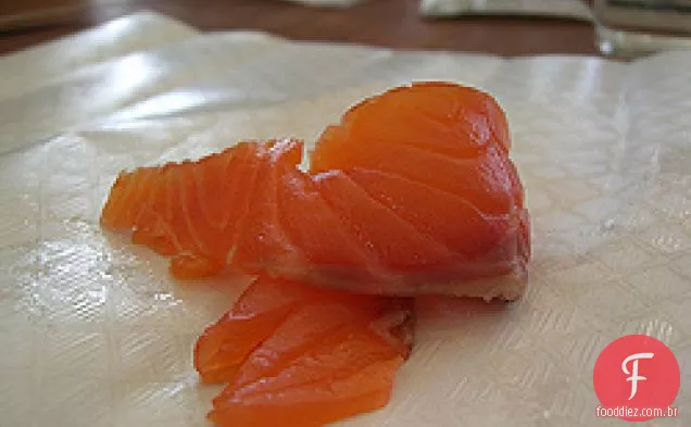 Cozinhe o livro: triângulos de gergelim Wonton com salmão defumado e Wasabi